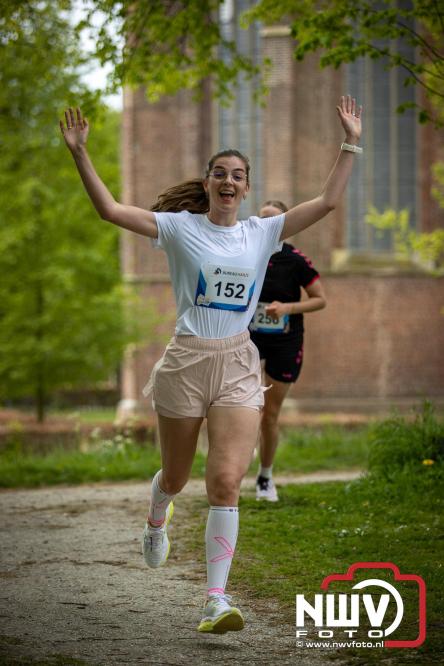 Volle terrassen, bruisende kleedjesmarkt en sportieve Wallenloop: Elburg leeft tijdens koningsdag! - &copy; NWVFoto.nl